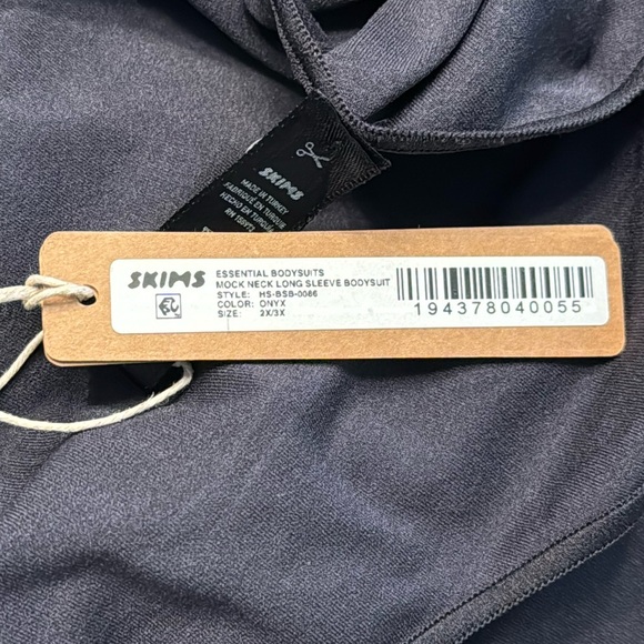 SKIMS ESSENTIAL MOCK NECK LONG SLEEVE BODYSUIT - Picture 5 of 10